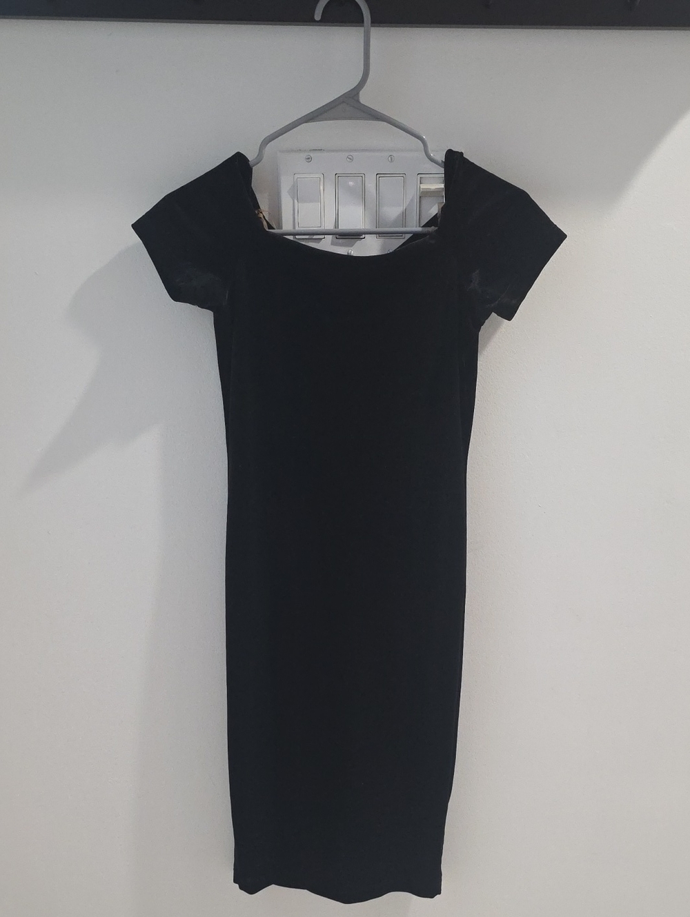 Snap Black Velvet Midi Dress with Off-Shoulder Sleeve